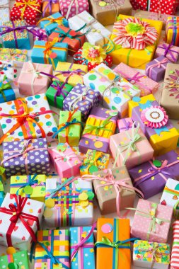 Renkli hediye kutuları renkli şeritler. Beyaz arka plan. Hediyelik