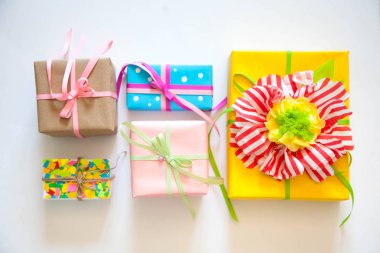 Renkli hediye kutuları renkli şeritler. Beyaz arka plan. Hediyelik