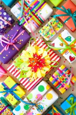 Renkli hediye kutuları renkli şeritler. Beyaz arka plan. Hediyelik