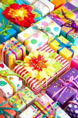 Renkli hediye kutuları renkli şeritler. Beyaz arka plan. Hediyelik