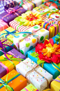Renkli hediye kutuları renkli şeritler. Beyaz arka plan. Hediyelik