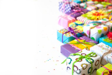 Renkli hediye kutuları renkli şeritler. Beyaz arka plan. Hediyelik