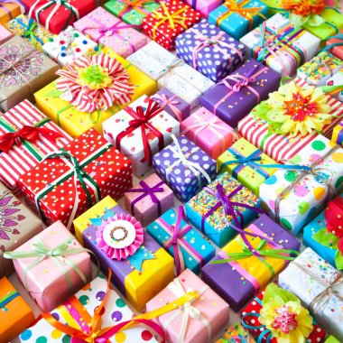 Renkli hediye kutuları renkli şeritler. Beyaz arka plan. Hediyelik