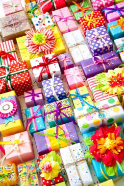 Renkli hediye kutuları renkli şeritler. Beyaz arka plan. Hediyelik