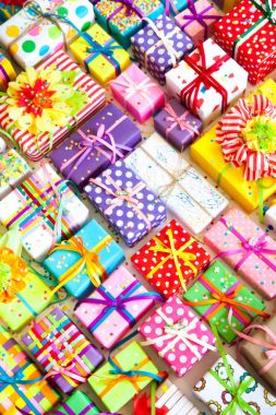 Renkli hediye kutuları renkli şeritler. Beyaz arka plan. Hediyelik