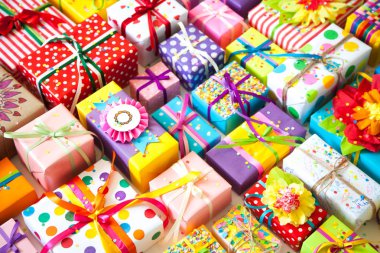 Renkli hediye kutuları renkli şeritler. Beyaz arka plan. Hediyelik