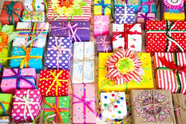 Renkli hediye kutuları renkli şeritler. Beyaz arka plan. Hediyelik