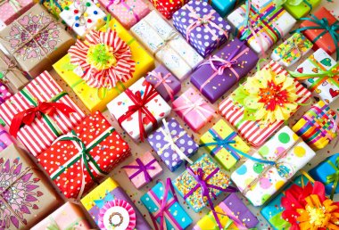 Renkli hediye kutuları renkli şeritler. Beyaz arka plan. Hediyelik