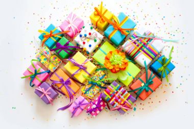 Renkli hediye kutuları renkli şeritler. Beyaz arka plan. Hediyelik