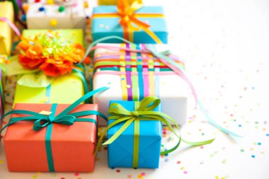 Renkli hediye kutuları renkli şeritler. Beyaz arka plan. Hediyelik