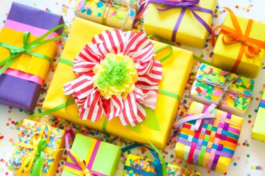 Renkli hediye kutuları renkli şeritler. Beyaz arka plan. Hediyelik