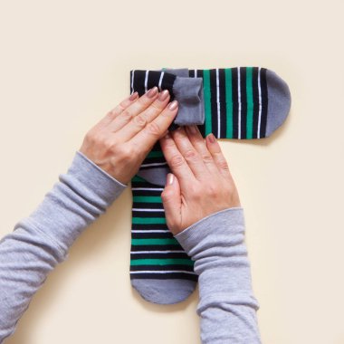 Giyim depolama. Dolabın içinde sipariş. Çorap katlanır. Master Clas