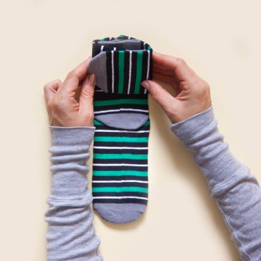 Giyim depolama. Dolabın içinde sipariş. Çorap katlanır. Master Clas