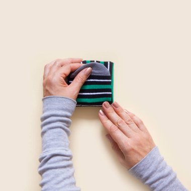 Giyim depolama. Dolabın içinde sipariş. Çorap katlanır. Master Clas