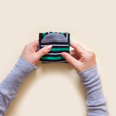 Giyim depolama. Dolabın içinde sipariş. Çorap katlanır. Master Clas