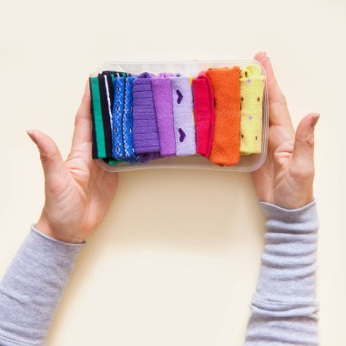 Giyim depolama. Dolabın içinde sipariş. Çorap katlanır. Master Clas