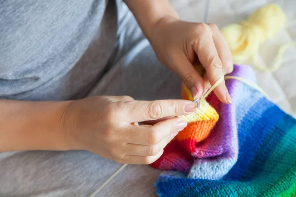 Bir kadın bir parlak renkli branda tekerlek teli ile dokuma kumaşlar. Eller kapat-u