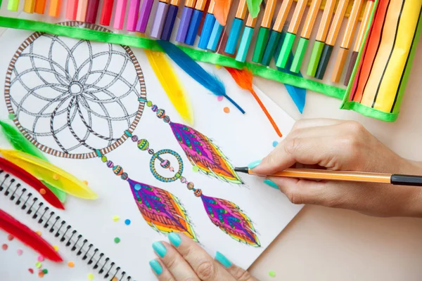 A girl draws a dream catcher with colored markers. — Stock Photo, Image