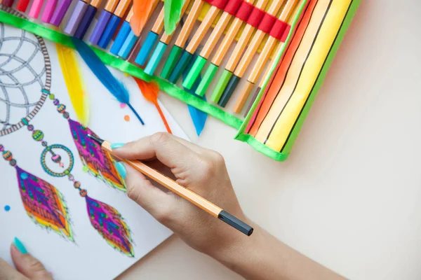 A girl draws a dream catcher with colored markers. — Stock Photo, Image