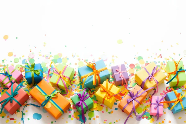 Farbige Geschenkboxen mit bunten Bändern. weißer Hintergrund. Geschenk — Stockfoto