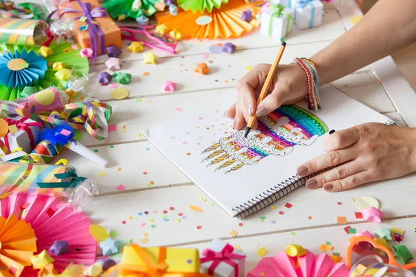 La chica dibuja un pastel con marcadores de colores brillantes. Regalos, roseta — Foto de Stock