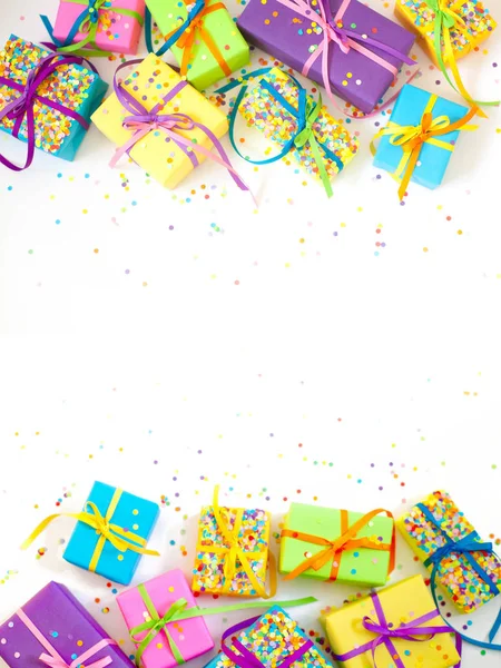 Renkli hediye kutuları renkli şeritler. Beyaz arka plan. Uzun