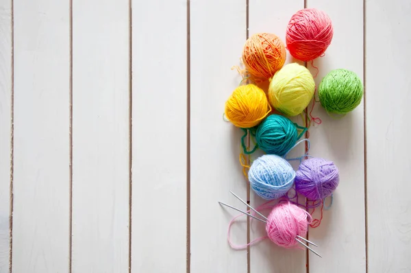 Balls of colored yarn. View from above. All the colors of the ra — Stock Photo, Image