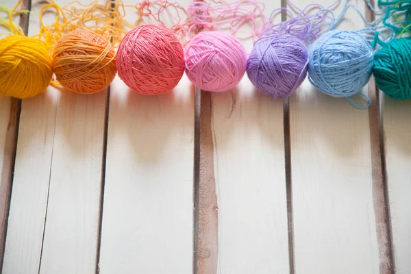 Balls of colored yarn. View from above. All the colors of the ra — Stock Photo, Image