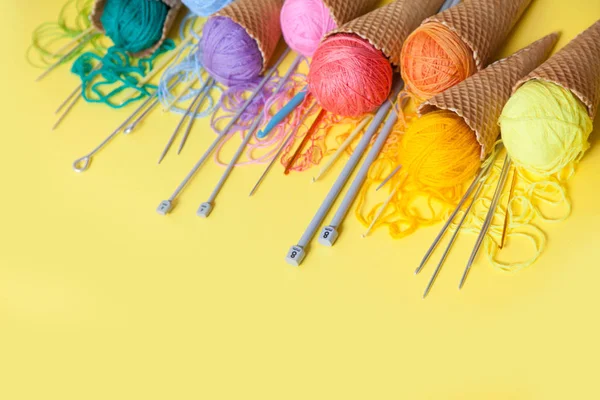 Las bolas de hilo se encuentran en un cono de gofre para helado. Lana de colores . — Foto de Stock