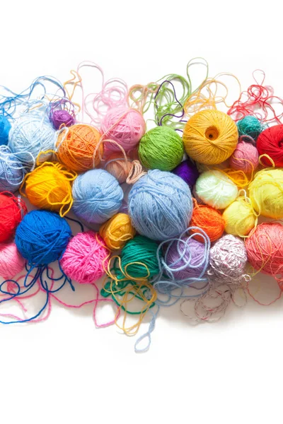 糸の色のボール。上からの眺め。虹の色。すべての着色ゲーム。 — ストック写真