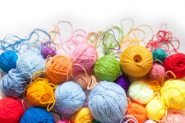 Renkli toplar iplik. Yukarıdan görüntüleyin. Gökkuşağı renkleri. Tüm colo