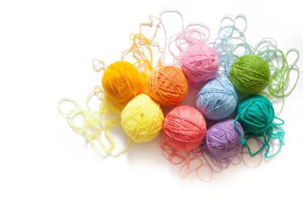Renkli toplar iplik. Yukarıdan görüntüleyin. Gökkuşağı renkleri. Tüm colo