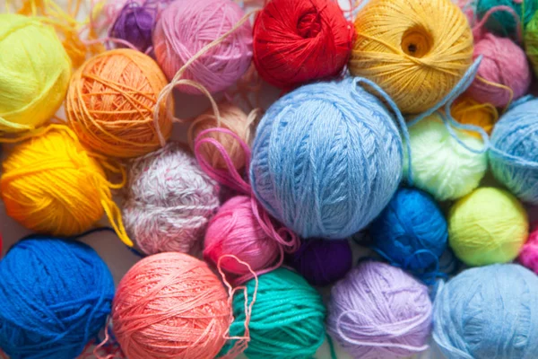 Renkli toplar iplik. Yukarıdan görüntüleyin. Gökkuşağı renkleri. Tüm colo