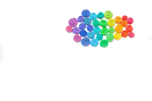 Тло з пластиліну. Скручені кольорові спіралі з пластику — стокове фото