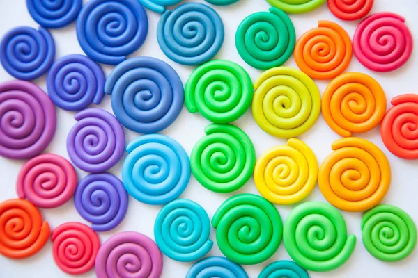 Hamuru arka plan. Plastik renkli spiraller bükülmüş — Stok fotoğraf