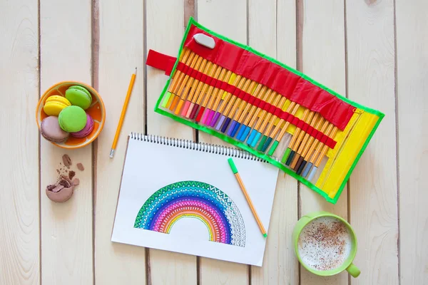 La chica dibuja un arco iris. Dibujo positivo. Arte terapia y relax —  Fotos de Stock