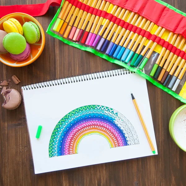 La chica dibuja un arco iris. Dibujo positivo. Arte terapia y relax —  Fotos de Stock