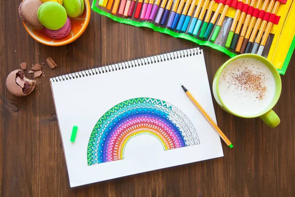 La chica dibuja un arco iris. Dibujo positivo. Arte terapia y relax —  Fotos de Stock