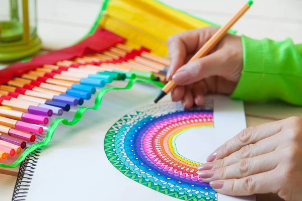 Mädchen zeichnet einen Regenbogen. Positive Zeichnung. Kunsttherapie und Entspannung — Stockfoto