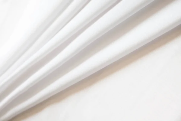 Seta lucida bianca piegata con pieghe morbide. Bianco opaco e lucido — Foto Stock