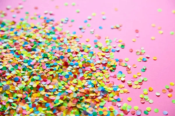 Stomme av färgade konfetti. Rosa bakgrund. — Stockfoto