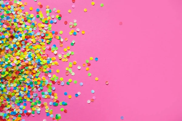 Frame gemaakt van gekleurde confetti. Roze achtergrond. — Stockfoto