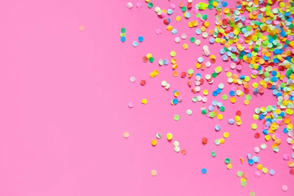 Çerçeve renkli konfeti yaptı. Pembe bir arka plan. 