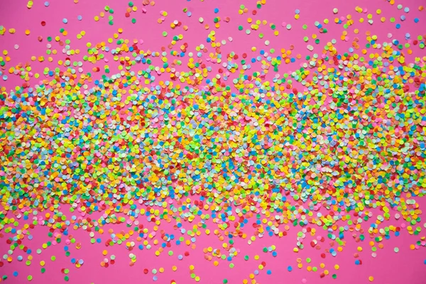 Fémkeret színes konfetti. Rózsaszín háttér. — Stock Fotó