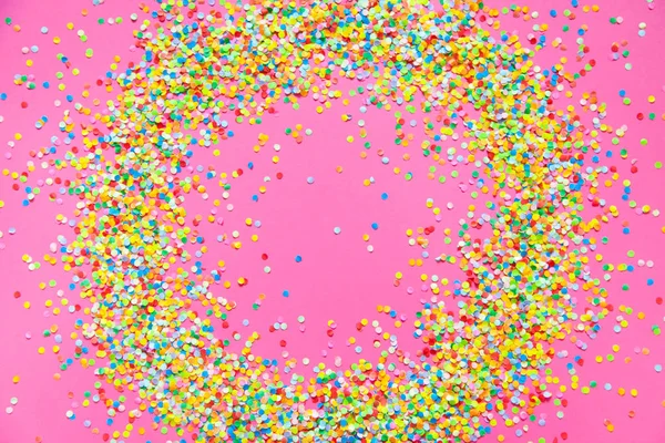 Marco hecho de confeti de color. Fondo rosa . — Foto de Stock