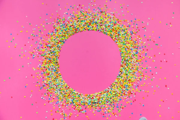 Stomme av färgade konfetti. Rosa bakgrund. — Stockfoto