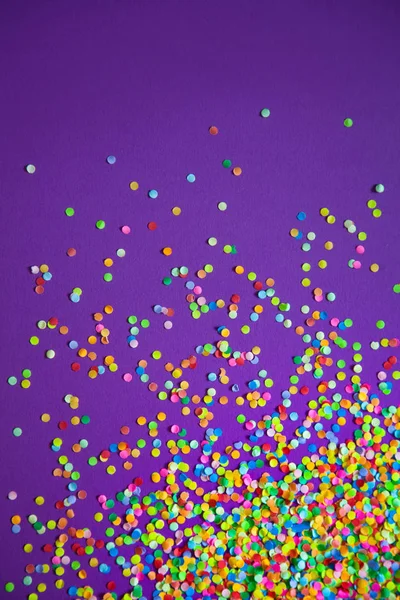 Cornice realizzata in coriandoli colorati. Sfondo lilla e viola . — Foto Stock