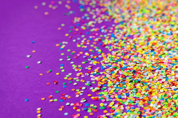 Рамка из цветных конфетти. Сирень и фиолетовый фон . — стоковое фото