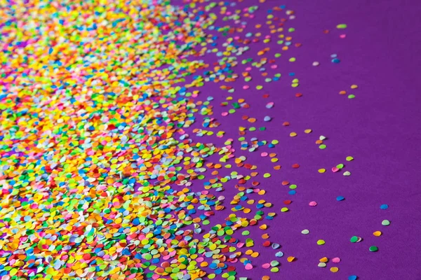 Marco hecho de confeti de color. Fondo lila y violeta . — Foto de Stock
