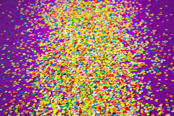 Moldura feita de confete colorido. Lilás e violeta fundo . — Fotografia de Stock